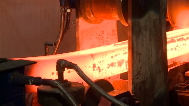 热钢锭在输送机上 铸造铸造过程中 黑色冶金制造 — 图库视频影像