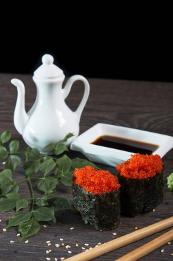 Tobiko-uçan balık Karaca suşi. Japon pirinç rulo suşi barda deniz yosunu ile