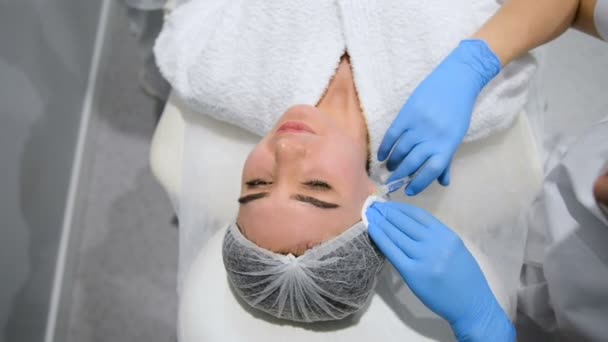 Mujer Joven Recibiendo Biorevitalización Del Procedimiento Facial Beautician Manos Guantes — Vídeos de Stock