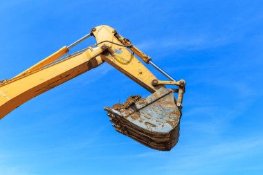 Mavi gökyüzü üzerinde Ekskavatör Kepçe