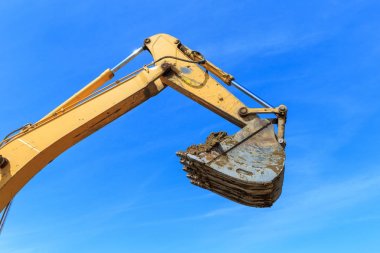 Mavi gökyüzü üzerinde Ekskavatör Kepçe