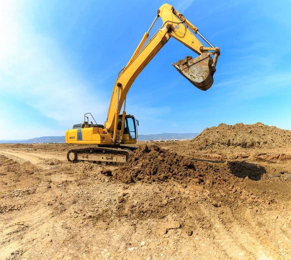 Pelle Jaune Sur Chantier Sur Ciel Bleu — Photo