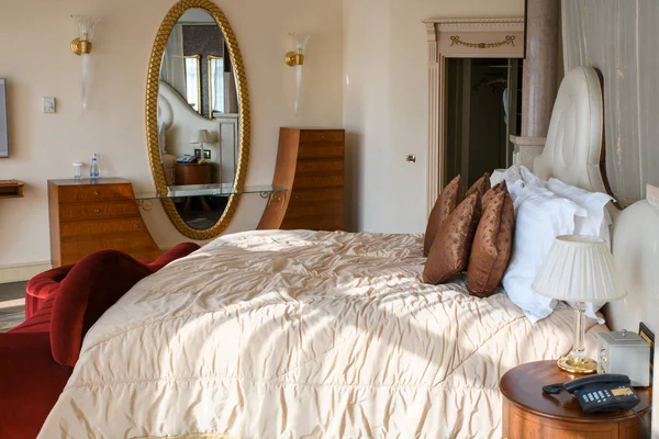 현대의 침실의 스타일이야 나이트 스탠드가 아파트 — 스톡 사진