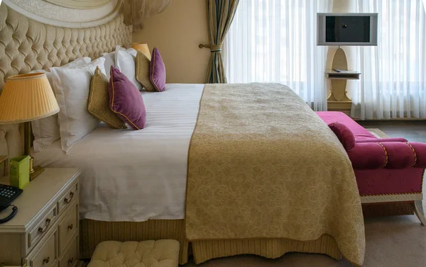 현대의 침실의 스타일이야 나이트 스탠드가 아파트 — 스톡 사진