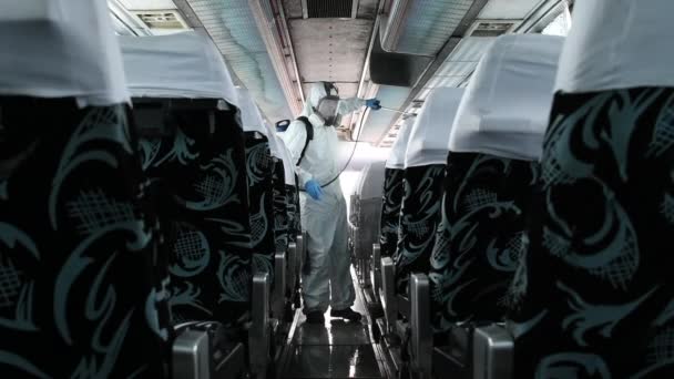 Pracovník Ochranné Masce Obličeje Kostýmu Dezinfikující Interiér Autobusu Postřikovačem Koronaviru — Stock video