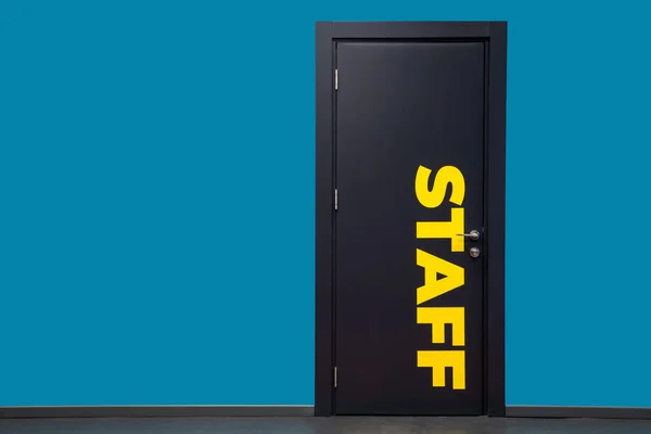 Black Door Yellow Staff Sign Blue Wall — Stock Photo, Image