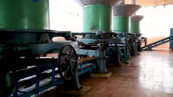 Grinding tea leaves with a vintage grinder at tea factory — Stock Footage Grinding Tea Leaves Vintage Grinder Tea Factory Stock Video
