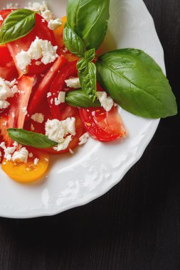 Beyaz teral fesleğen ve beyaz peynir ile olgun domates Salatası