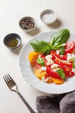 Beyaz teral fesleğen ve beyaz peynir ile olgun domates Salatası