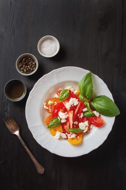 Beyaz teral fesleğen ve beyaz peynir ile olgun domates Salatası