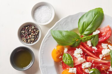 Beyaz teral fesleğen ve beyaz peynir ile olgun domates Salatası