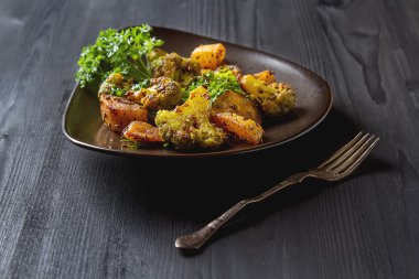 Geleneksel Hint Aloo Gobi balık patates, karnabahar ve s