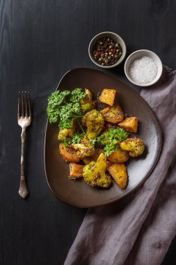 Geleneksel Hint Aloo Gobi balık patates, karnabahar ve s