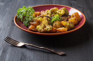 Geleneksel Hint Aloo Gobi balık patates, karnabahar ve s