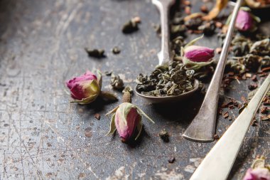 Tahta kaşıklar siyah tabloda çay tür Virious