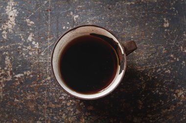 Demir kupa siyah çay. Koyu arka plan.