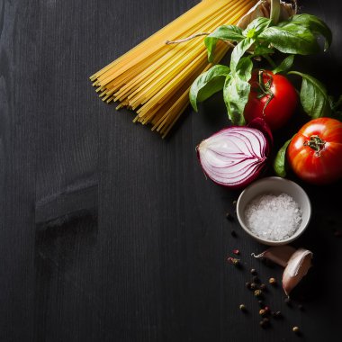 Bolognese makarna yemek pişirmek için malzemeler. Spagetti, Parmesan che