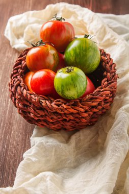 Renkli olgun domates. Lezzetli vejetaryen yemek. Karanlık backgrou