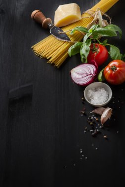Bolognese makarna yemek pişirmek için malzemeler. Spagetti, Parmesan che