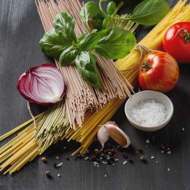 Bolognese makarna yemek pişirmek için malzemeler. Spagetti, Parmesan che