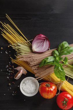Bolognese makarna yemek pişirmek için malzemeler. Spagetti, Parmesan che