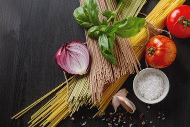 Bolognese makarna yemek pişirmek için malzemeler. Spagetti, Parmesan che