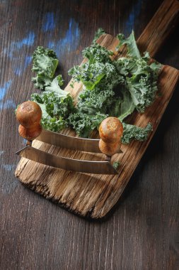 Bir knif ile eski ahşap tahta üzerinde Kale İtalyan Salata taze doğranmış