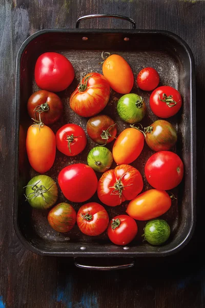 Renkli olgun domates. Lezzetli vejetaryen yemek. Karanlık backgrou — Stok fotoğraf