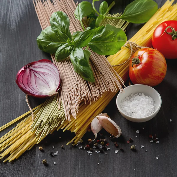 Bolognese makarna yemek pişirmek için malzemeler. Spagetti, Parmesan che