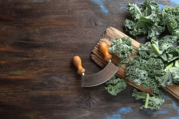 Ensalada italiana de col rizada picada fresca sobre tabla de madera vieja con un cuchillo —  Fotos de Stock