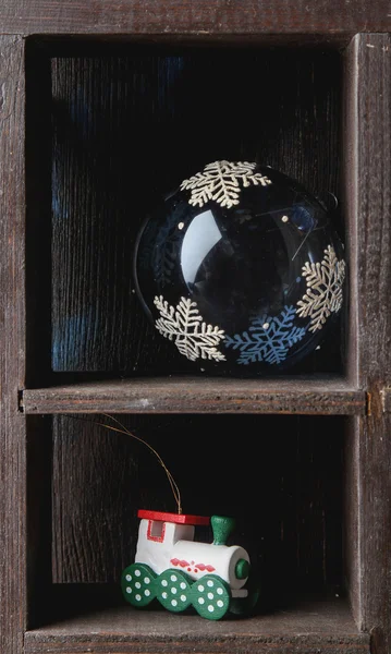Brinquedo de Natal em um ramo. Fundo de madeira branco. espaço livre — Fotografia de Stock