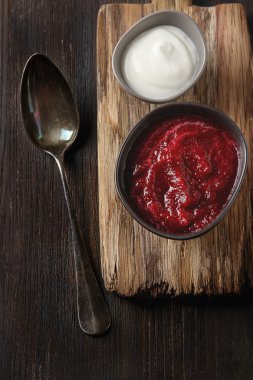 Temyan, ekşi crea ile mavi bir tabak içinde geleneksel pancar çorbası