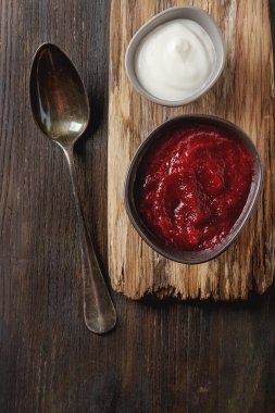 Temyan, ekşi crea ile mavi bir tabak içinde geleneksel pancar çorbası