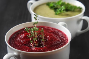 Geleneksel pancar çorbası Temyan, ekşi krema ile beyaz plaka