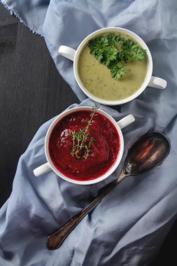 Geleneksel pancar çorbası Temyan, ekşi krema ile beyaz plaka