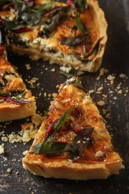 Geleneksel Fransız pasta. quiche pazı ile. Koyu arka plan. fre