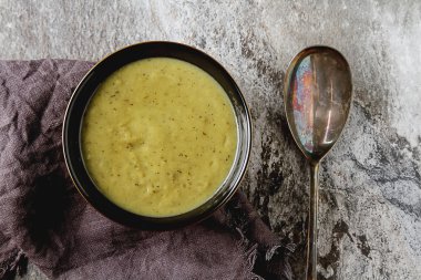 Siyah tabakta klasik bezelye çorbası püresi. Gri taş arka plan. 