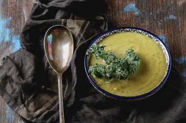 Bir kaşıkla mavi tabakta klasik bezelye püresi çorbası, Kale cabbag