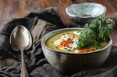 Bu yüzden bir topak ile gri tabakta klasik bezelye püresi çorbası