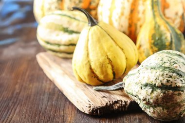 Cadılar Bayramı için dekorasyon. Küçük çoğu kabak koyu ahşap ba üzerinde