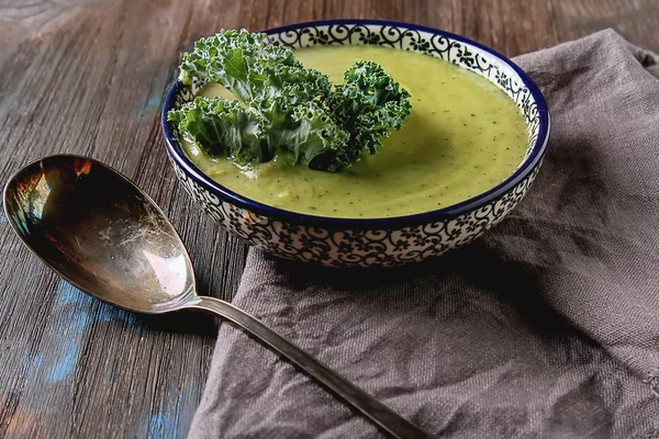 Klassieke erwten puree soep in een blauwe plaat met een lepel, boerenkool cabbag — Stockfoto