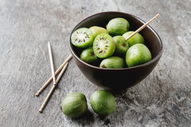 Yeni Zelanda egzotik gıda. Berry nergi, ya da küçük kivi. Kahverengi bir 