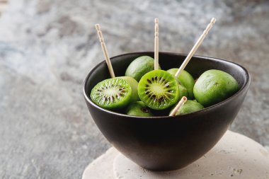Yeni Zelanda egzotik gıda. Berry nergi, ya da küçük kivi. Kahverengi bir 