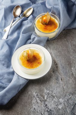 Creme brulee - geleneksel Fransız araba ile vanilya krem tatlı