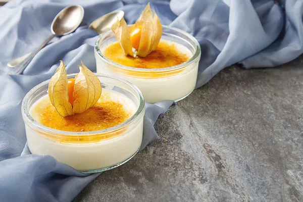 Creme brulee - traditional french vanilla cream dessert with car — Stock Photo, Image