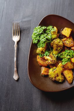 Geleneksel Hint Aloo Gobi balık patates, karnabahar ve s