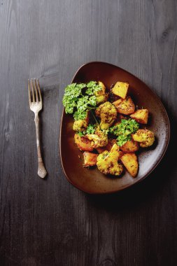 Geleneksel Hint Aloo Gobi balık patates, karnabahar ve s