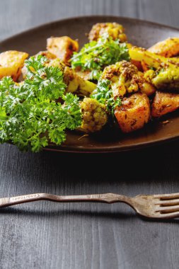 Geleneksel Hint Aloo Gobi balık patates, karnabahar ve s