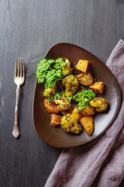 Geleneksel Hint Aloo Gobi balık patates, karnabahar ve s