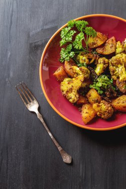 Geleneksel Hint Aloo Gobi balık patates, karnabahar ve s